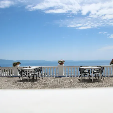 Paradise 4*