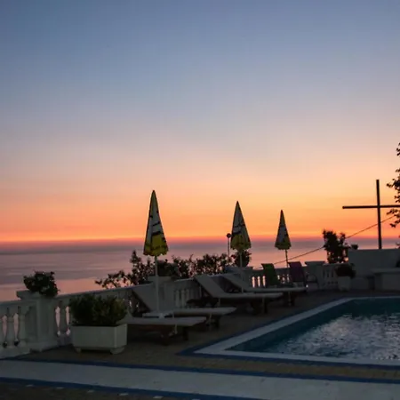 Paradise 4*