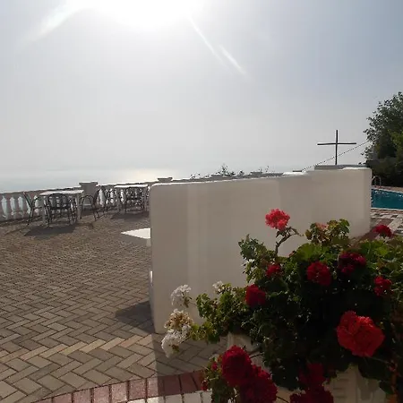 Paradise 4*